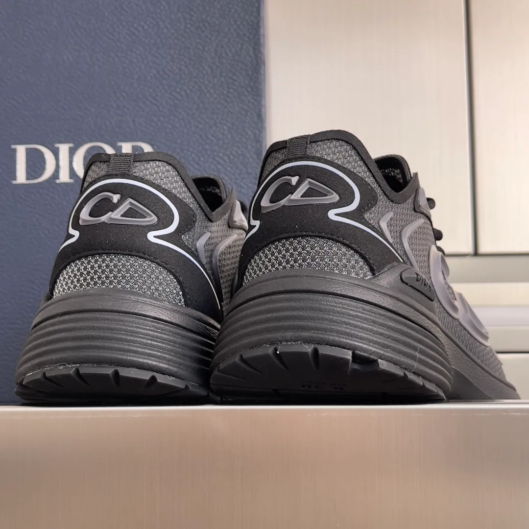 [DIOR] P: 560💰 Men's 39-44 (customized at 45.46) Dior Dior B30 series Countdown technology sneakers casual dad shoes This B30 Countdown technology sneaker is a new product in the 2026 spring men's wear series. The sports silhouette combines high-end logos and technological performance, making it unique. Lightweight and comfortable, it's inspired by modern running and crafted from materials like white and gray N30 nylon, a breathable technical fabric with multiple layers of translucence. Decorated with navy blue injection molded rubber panels and a graphic reinterpretation of the CD30 logo to enhance the style. Rubber Dior B30 and CD30 logos on the tongue and backside. The textured-effect sole is made from elastic rubber and foam and features classic details for ideal comfort. Can be matched with sportswear and casual outfits to create a sophisticated look. Exquisite packaging at the delivery counter 🛍📦 ▪️Fabric: original customized technical fabric + mesh ▪️Inner lining: customized breathable lining ▪️Outsole: original molded IP foam + TPU outsole ▪️Insole thickness: 3.5CM